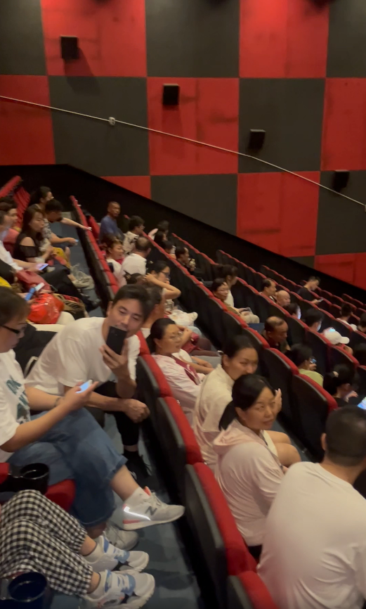 【力威新聞】公司包場看電影,員工和家人齊聚,共同提高反詐意識