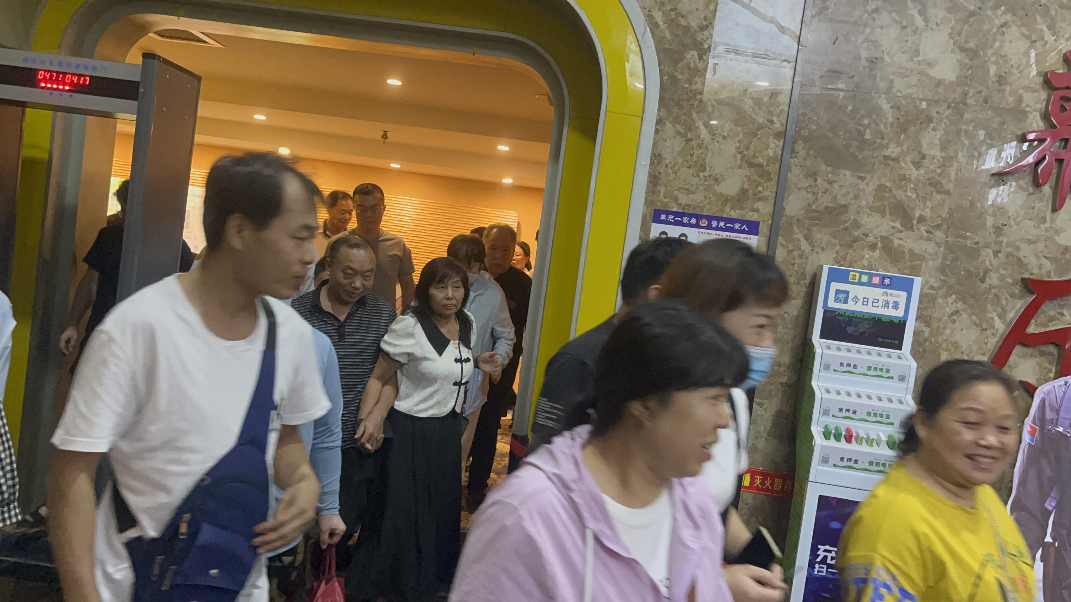 【力威新聞】公司包場看電影,員工和家人齊聚,共同提高反詐意識